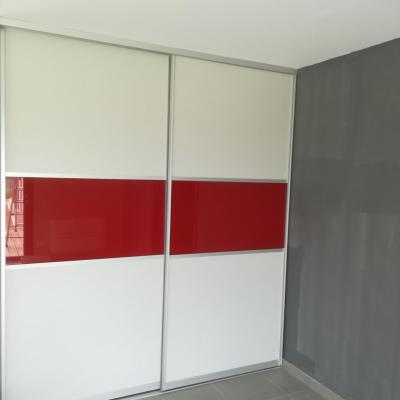 Portes blanc et verre laqué rouge