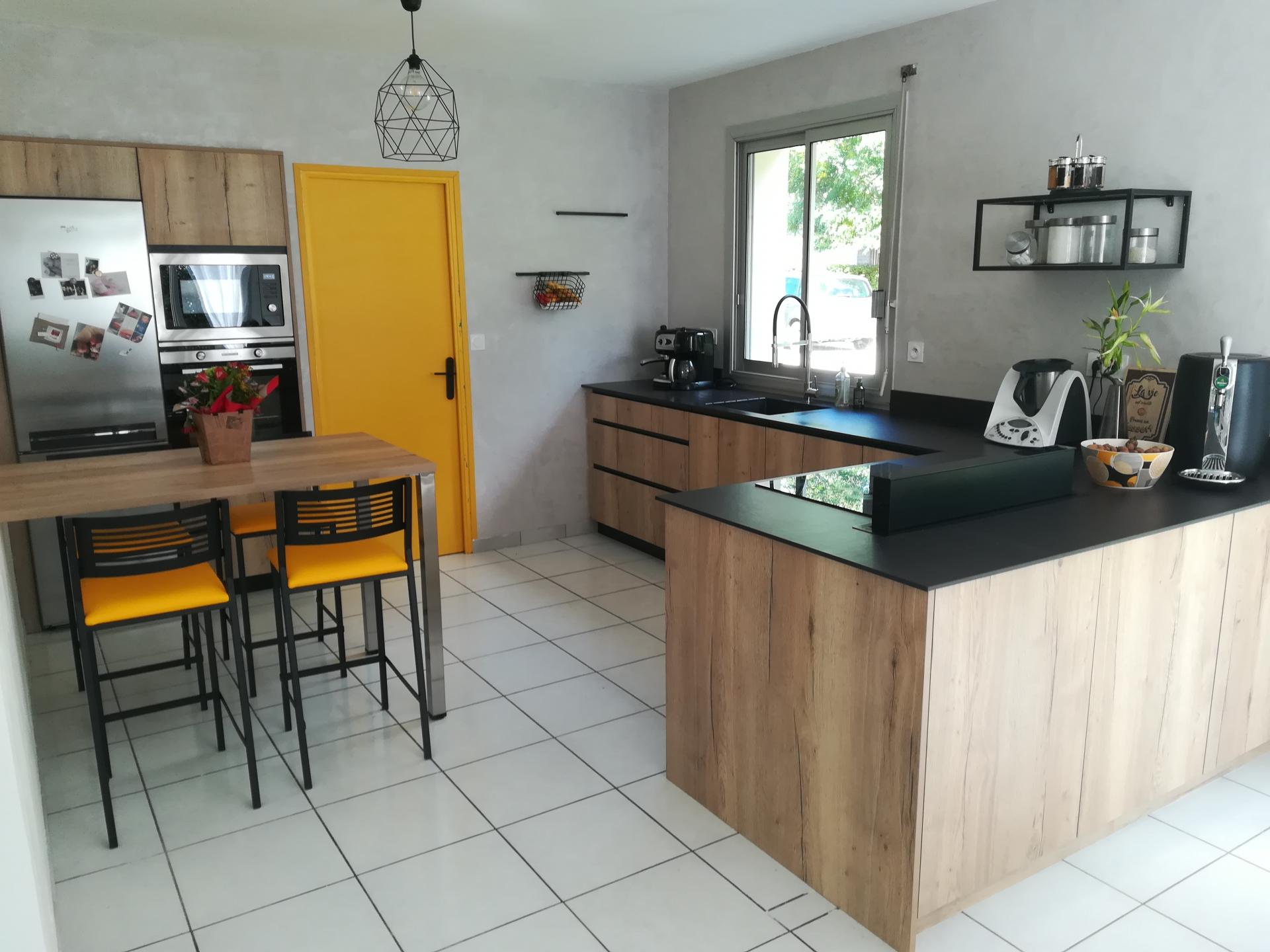 Cuisine bois Chene Halifax sans poignée et plan Dekton Noir
