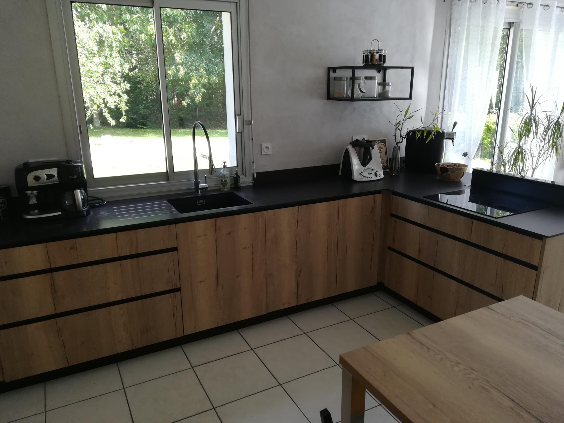 Cuisine bois Chene Halifax sans poignée et plan Dekton Noir