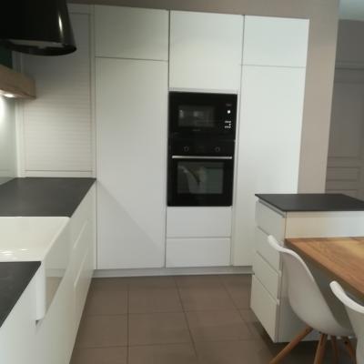 cuisine bois et bois, plan céramique Cooking Rak noir marbré