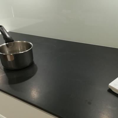 cuisine bois et bois, plan céramique Cooking Rak noir marbré