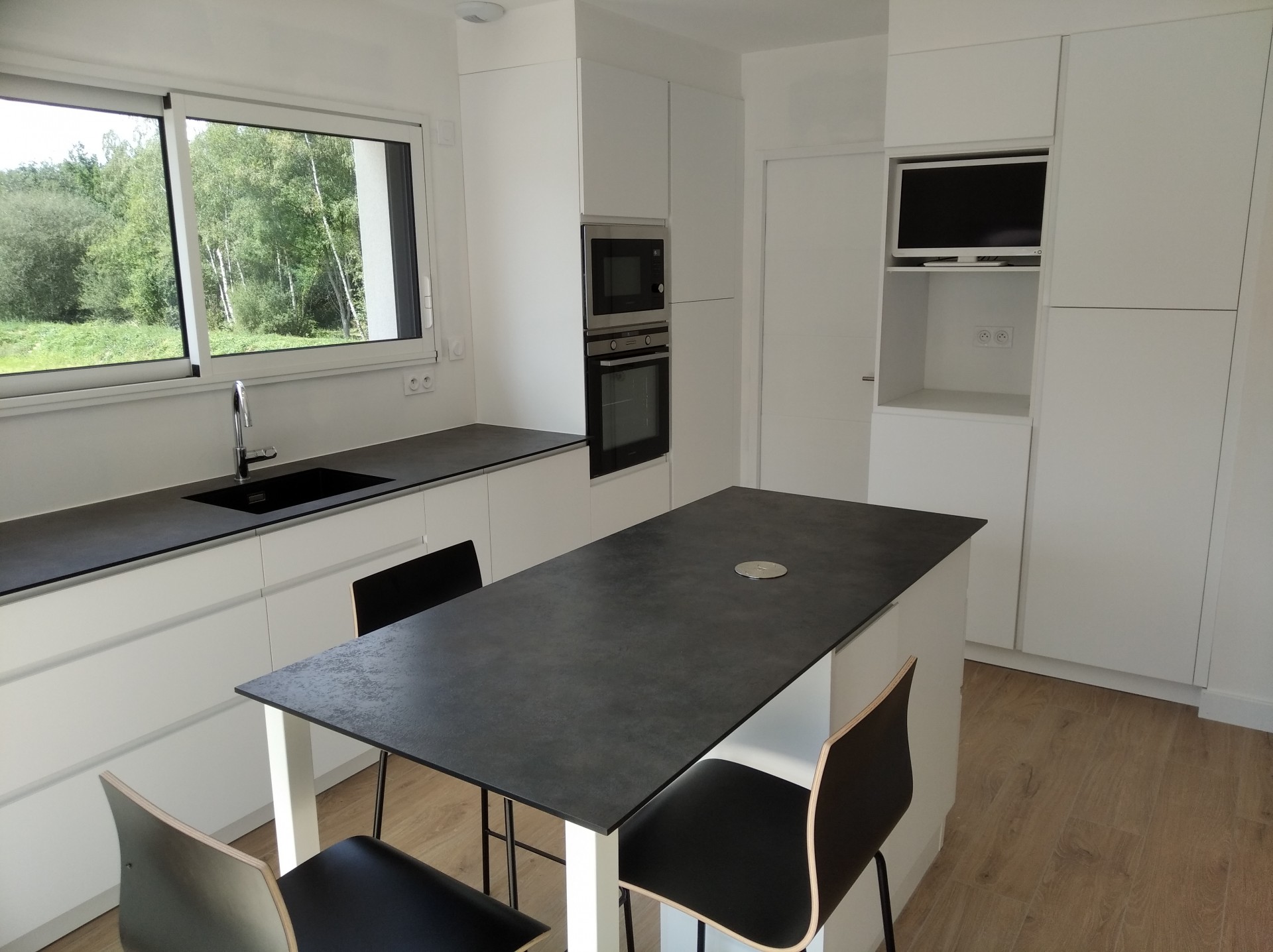 cuisine laque mat blanc, plan anthracite noir compact, verrière d'atelier