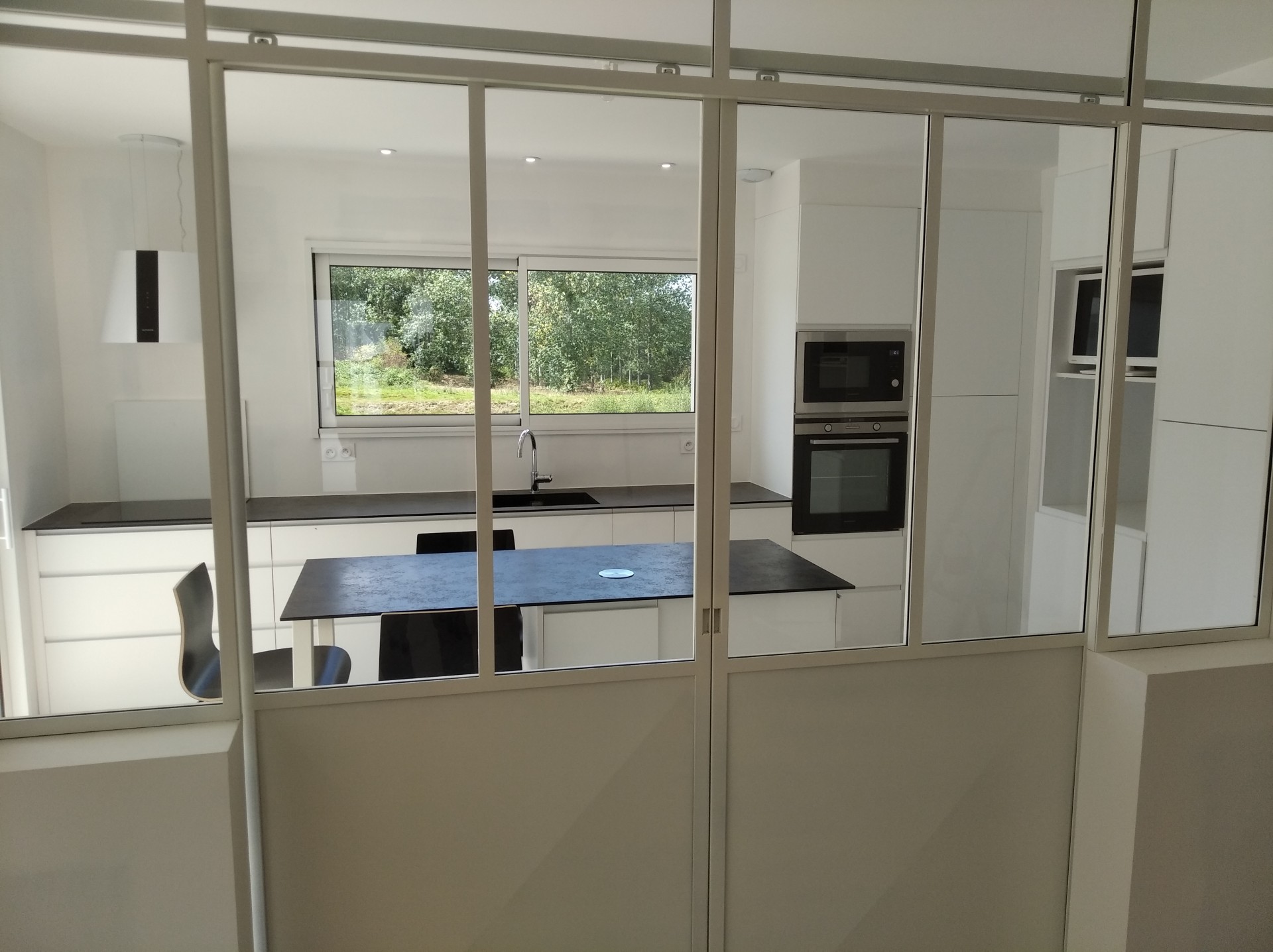cuisine laque mat blanc, plan anthracite noir compact, verrière d'atelier