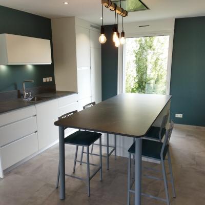 Réalisation d'une cuisine avec le Cooking Surface dans un coloris nommé Pietra Grey.