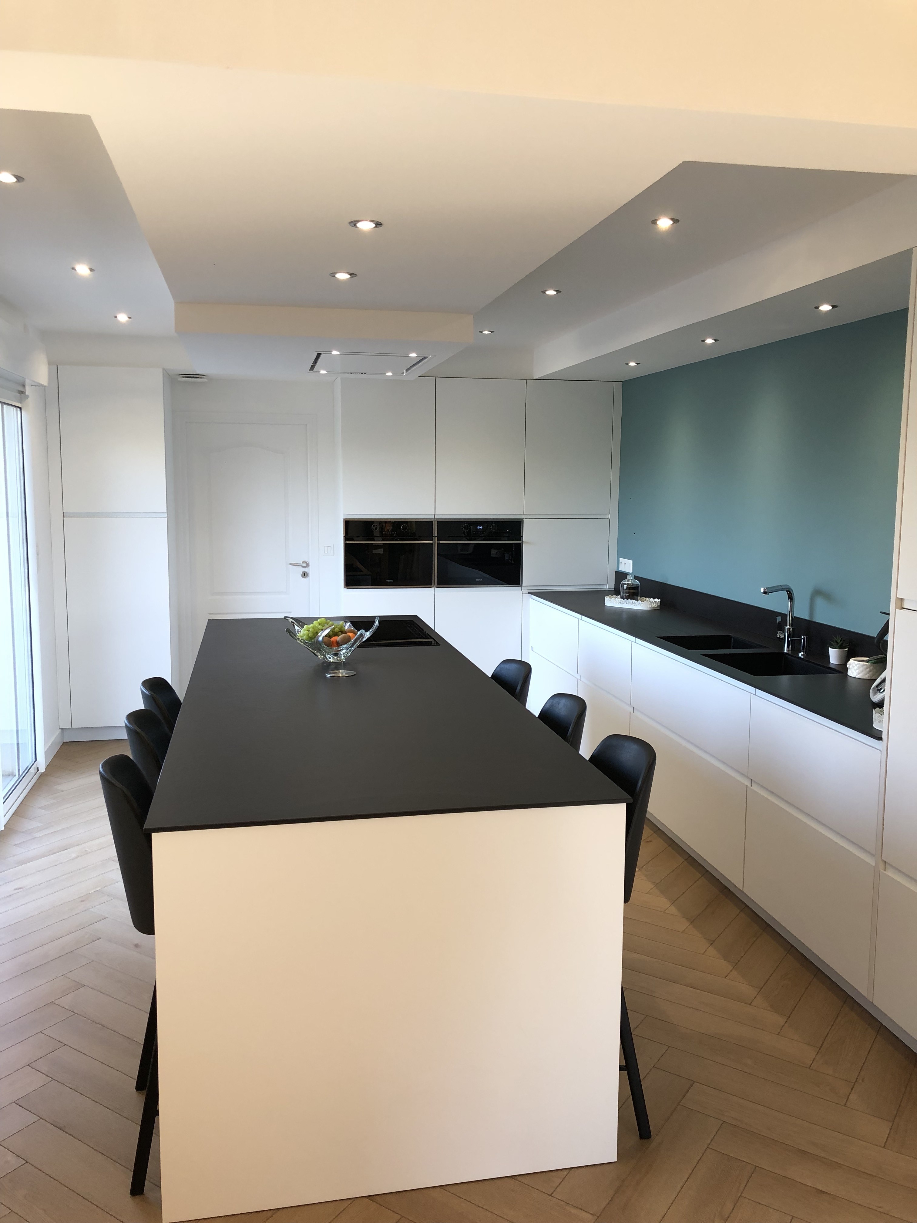 Cuisine plan de travail Dekton & façades blanches mat