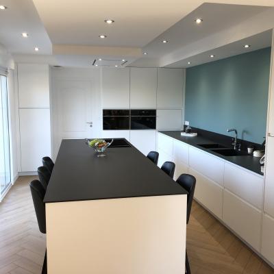 Cuisine plan de travail Dekton & façades blanches mat