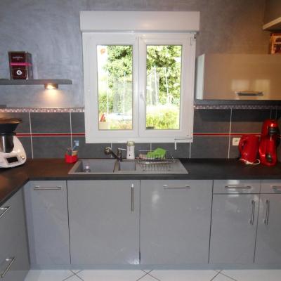 cuisine en gris et noir sur St Ouen des Toits